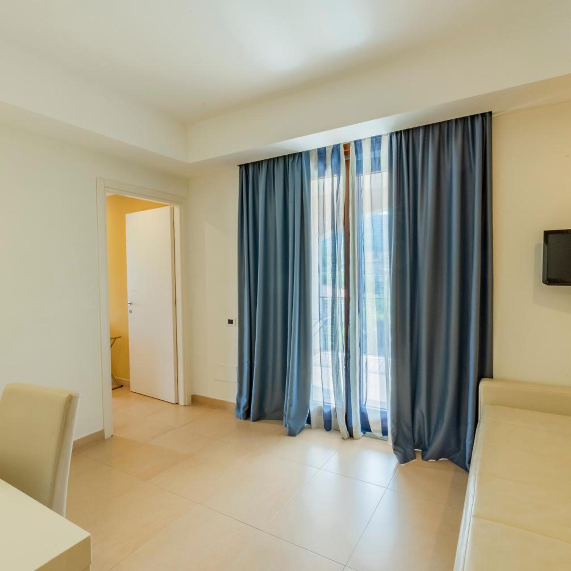 جناح جونيور بشرفة، Prince Franklyn Hotel 5/10
