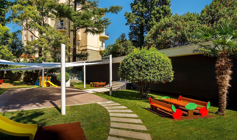 Hotel Ambasador 61/70