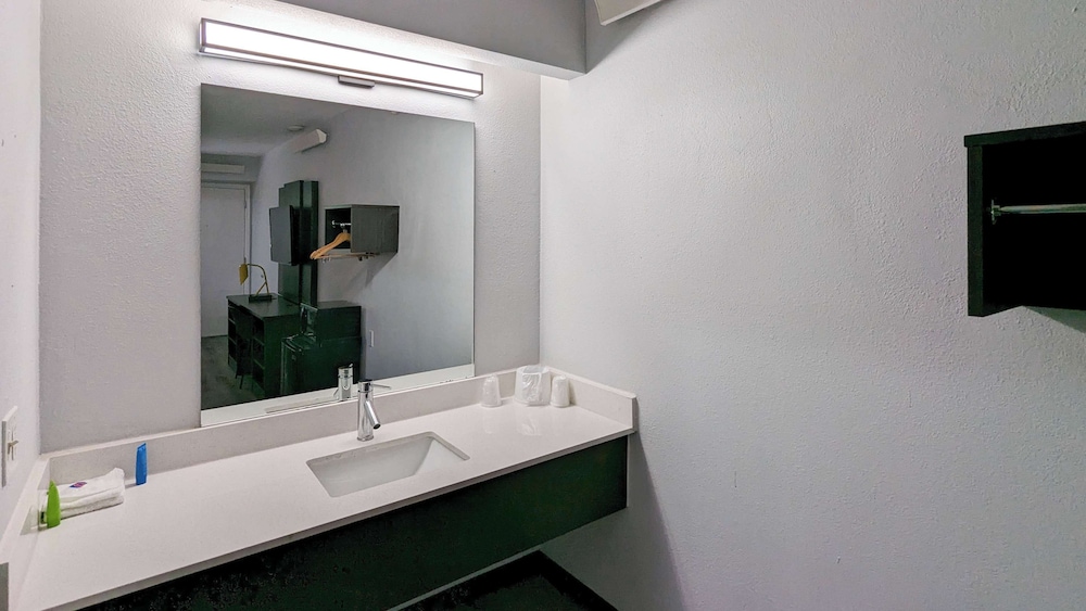 Motel6 Nashua, NH - North 56/58