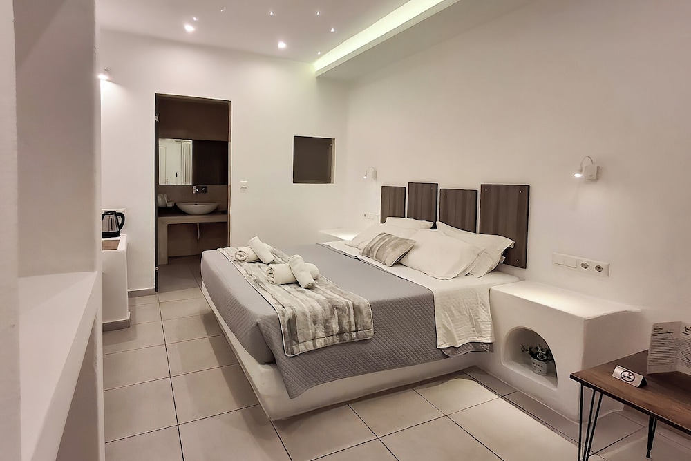 DELUXE, SUITE, KING BED