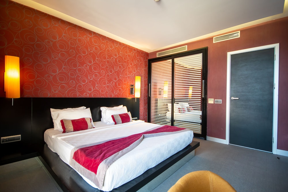 Vernazza Suites Hotel 8/19