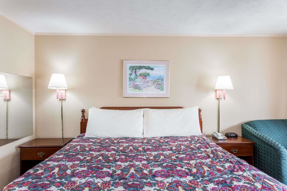 Travelodge by Wyndham Ridgeway Martinsville Area 3/16