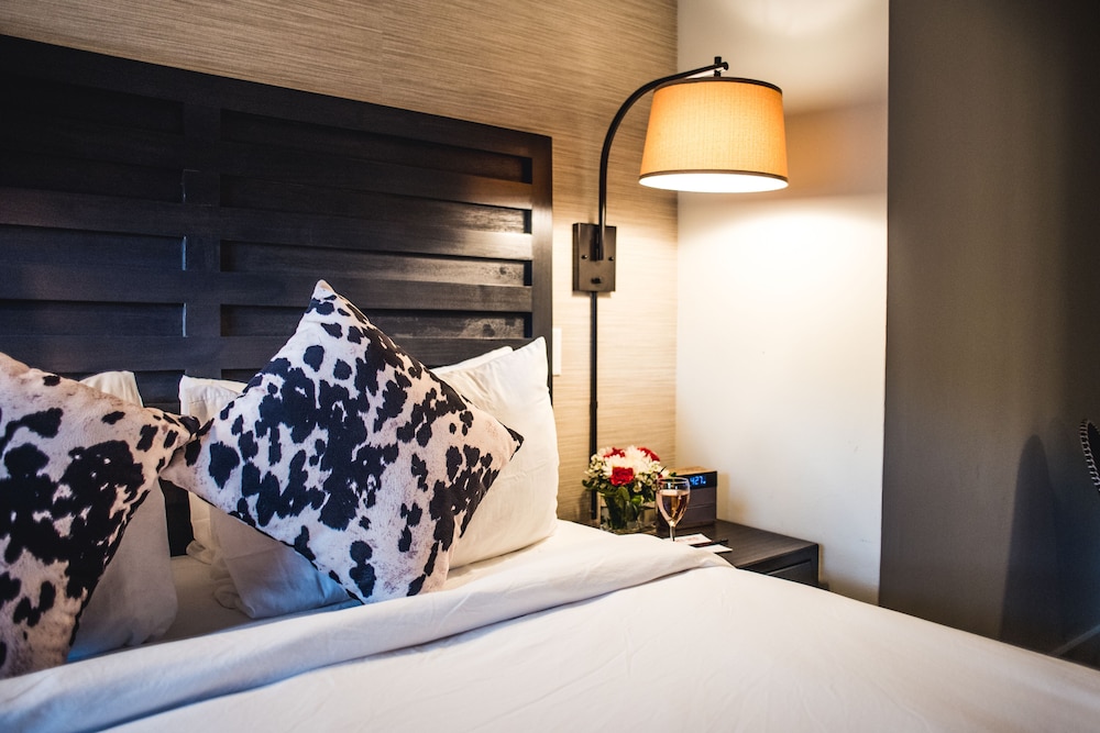 Hi-Ho: A Hi-Tech Hotel 17/44