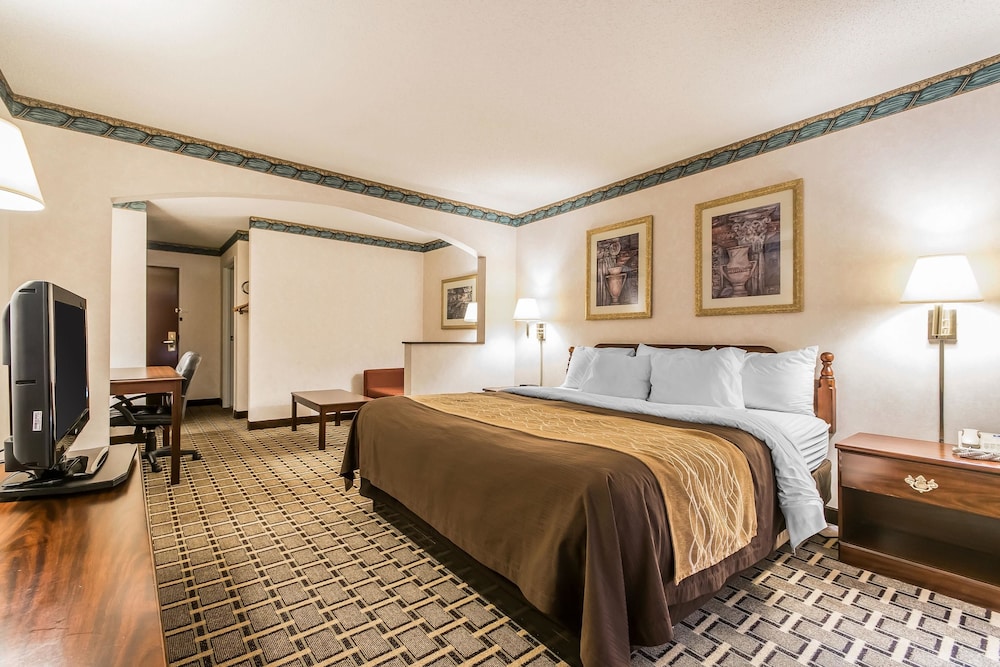 Quality Inn & Suites Evansville North 17/37