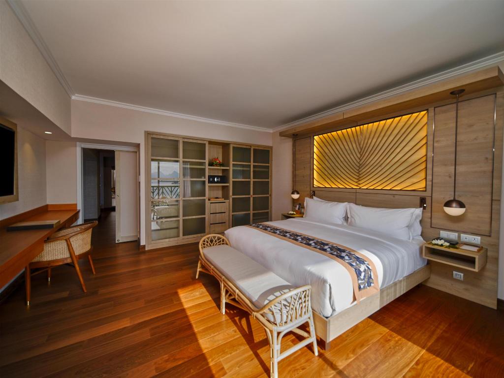 Royal, Hiro, Suite, King Bed, Ocean View, Sofa