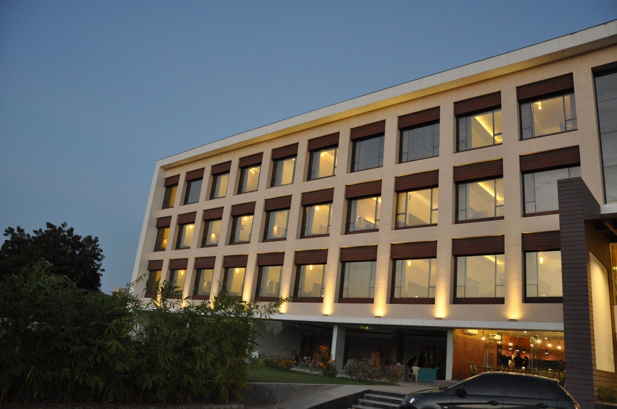 Pride Biznotel Manjusar (ex Mango Hotels Tansha Regal) 2/50