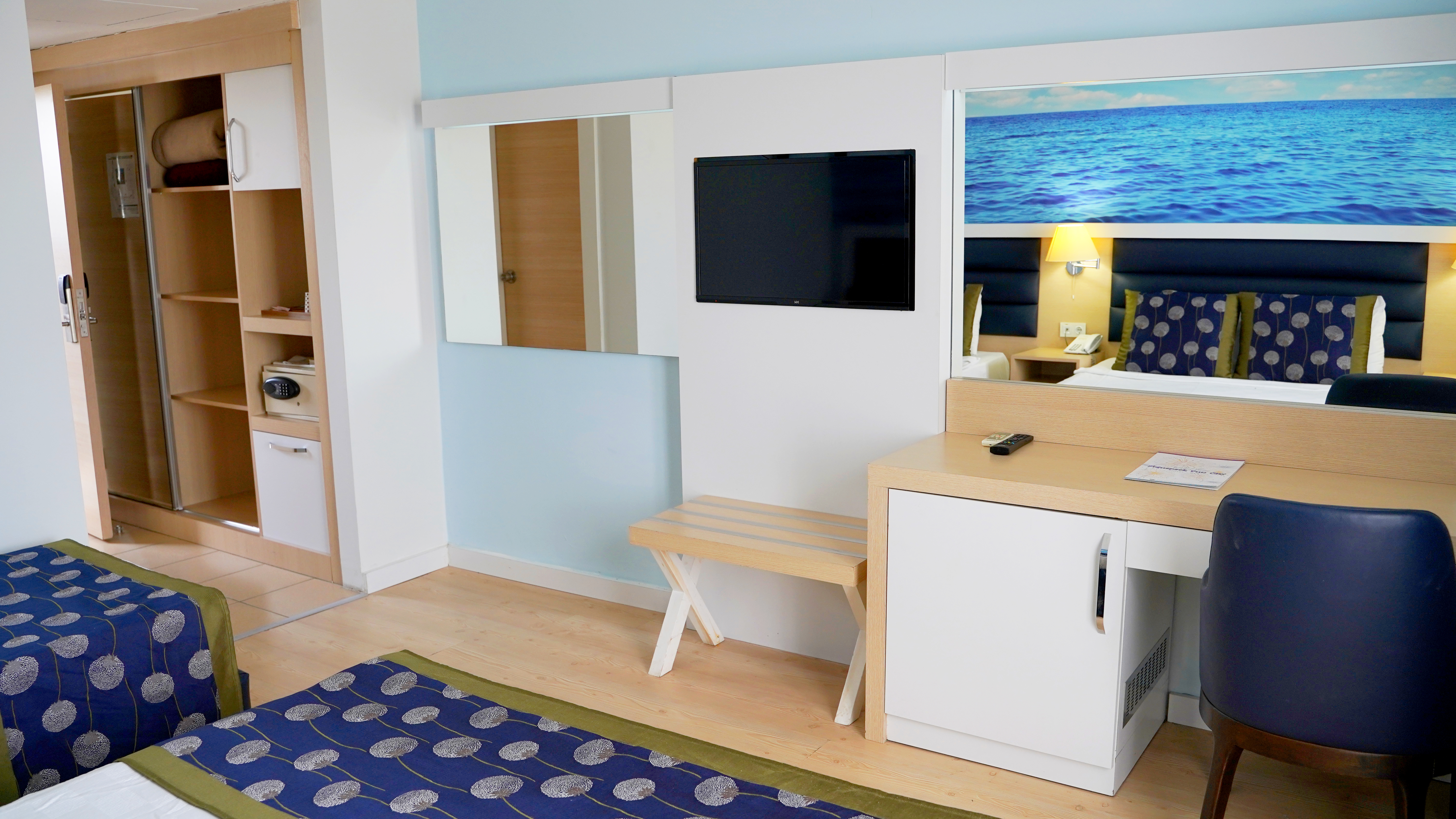 Club Aqua Plaza Hotel 40/50