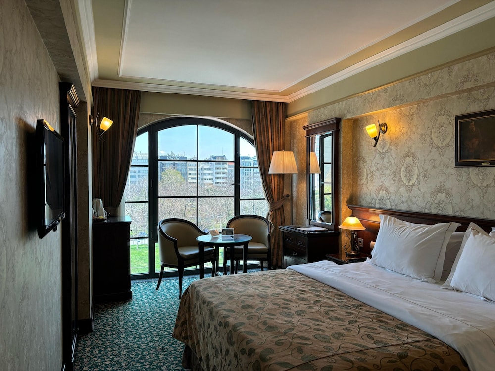DELUXE, QUEEN BED, PARTIAL SEA VIEW
