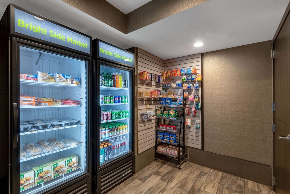 La Quinta Inn and Suites by Wyndham Anchorage Airport 20/23
