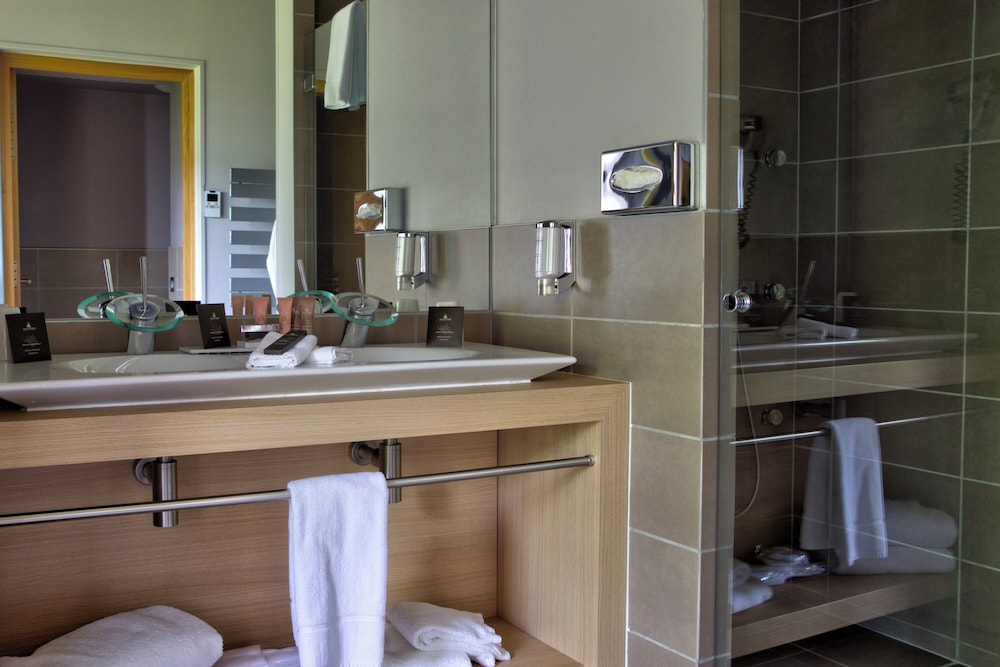 Relais Chateaux Chateau Des Avenieres 45/46