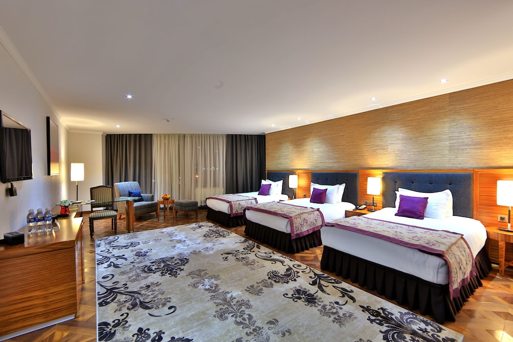 Damas International Hotel 7/48