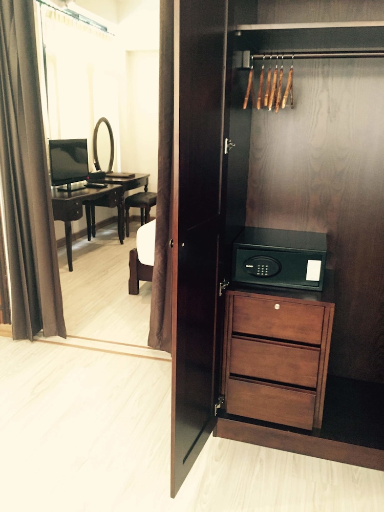 99 the Gallery Hotel 38/77