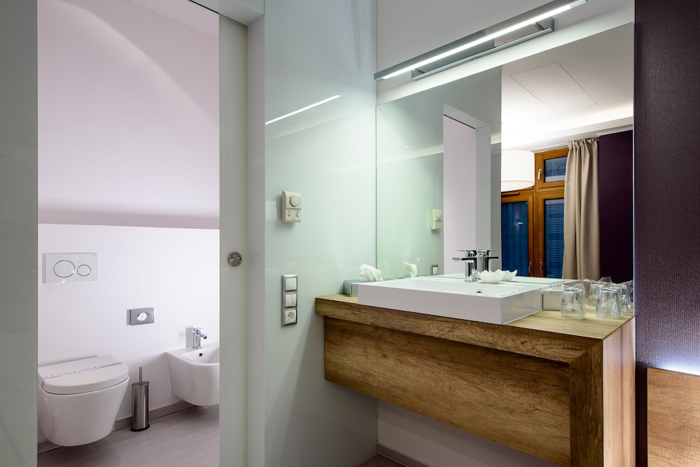 Karoly Corner Residences 47/50