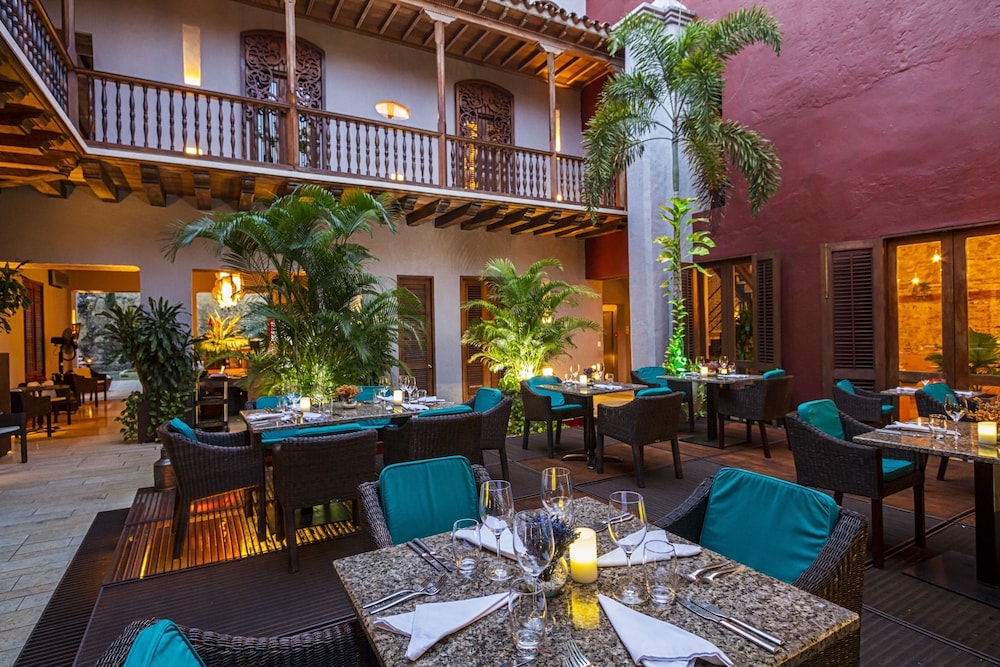 Ananda Hotel Boutique 56/70