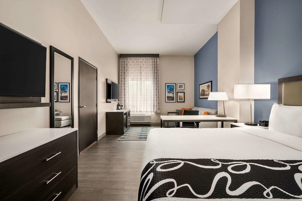 La Quinta Inn & Suites by Wyndham San Bernardino 11/45