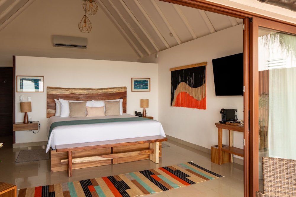 Swim Up, Suite, King Bed, Beach Front