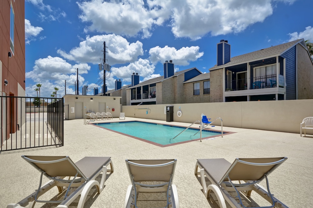Holiday Inn Express & Suites Houston NASA - Boardwalk Area 3/57