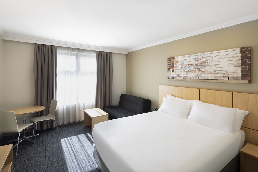 Mercure Sydney Blacktown 36/72