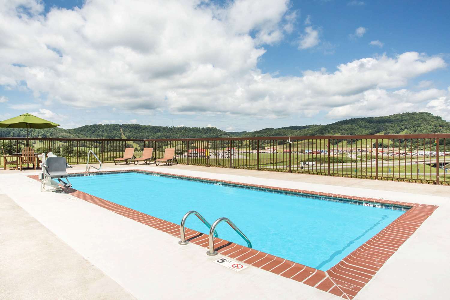Days Inn & Suites by Wyndham Sutton Flatwoods 2/10