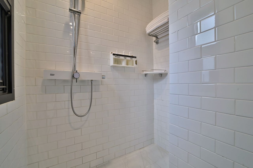 جناح بسرير مزدوج بشرفة، Hotel February Suseong 2/2