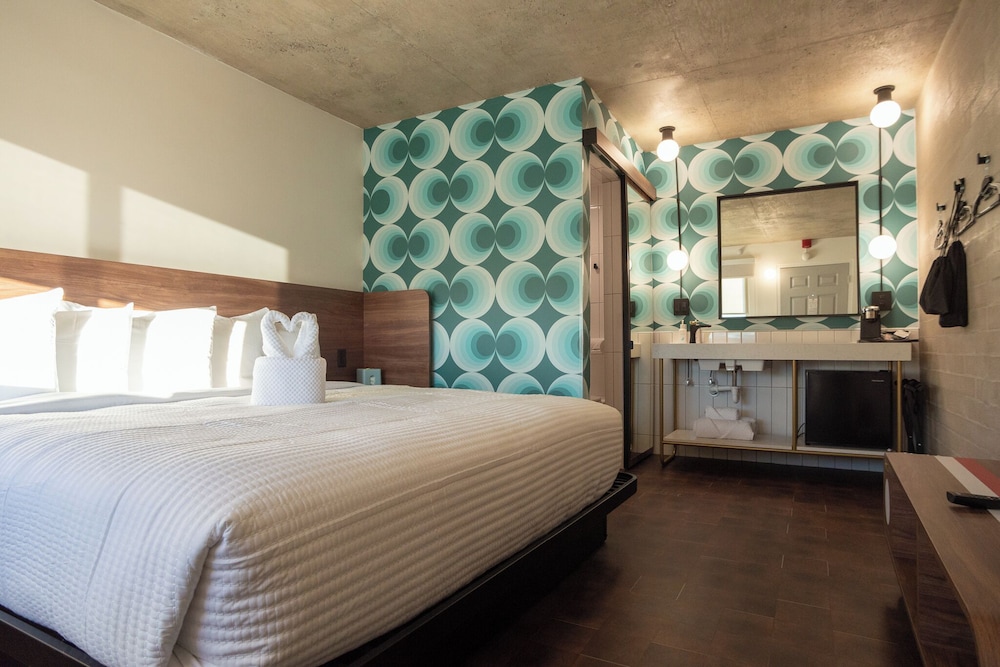STANDARD, KING BED