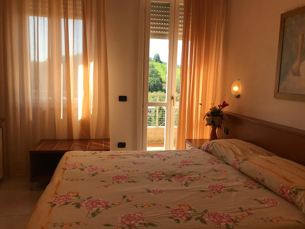 Deluxe, Double Bed, Hill View، Garden Hotel Tabiano 2/4