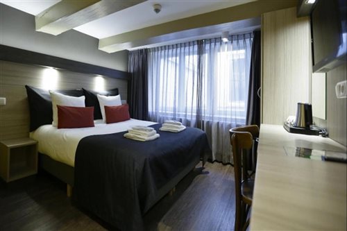 غرفة بسرير مزدوج