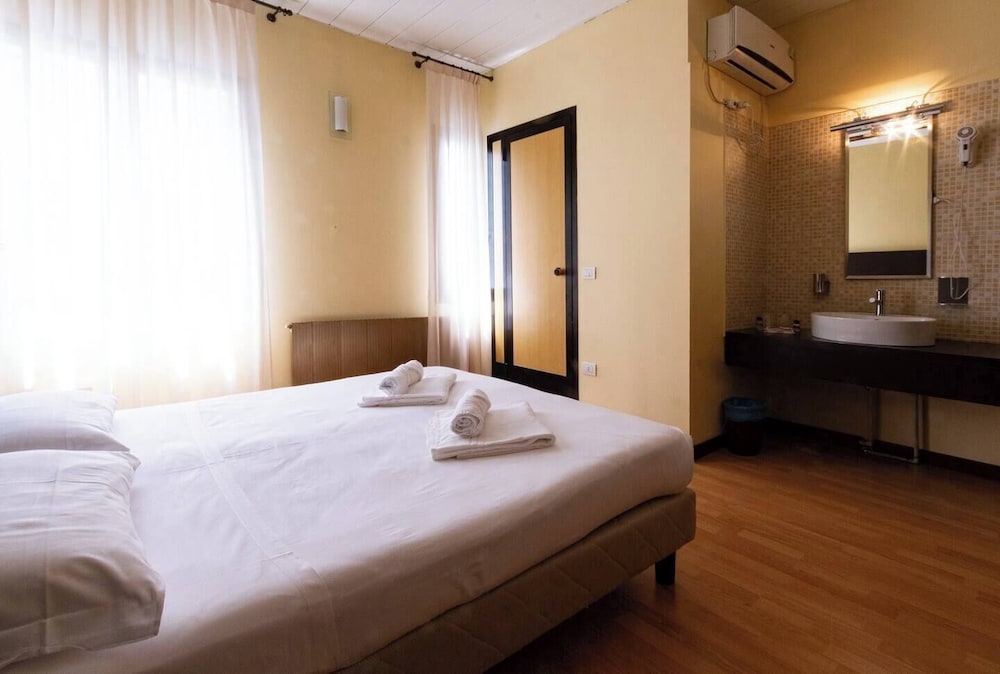 ECONOMY, DOUBLE OR TWIN BED
