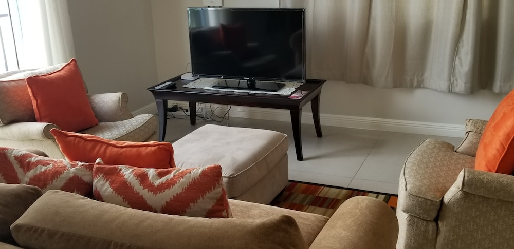 New Kingston Guest Apt At Kingsway 13/18