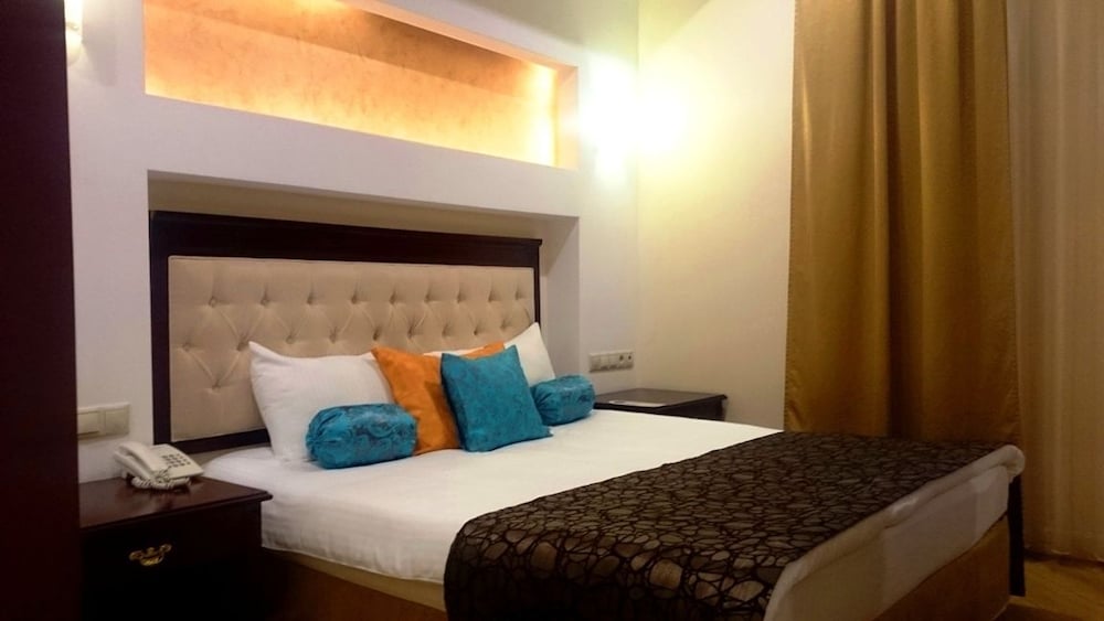 The Crown Hotel 25/50