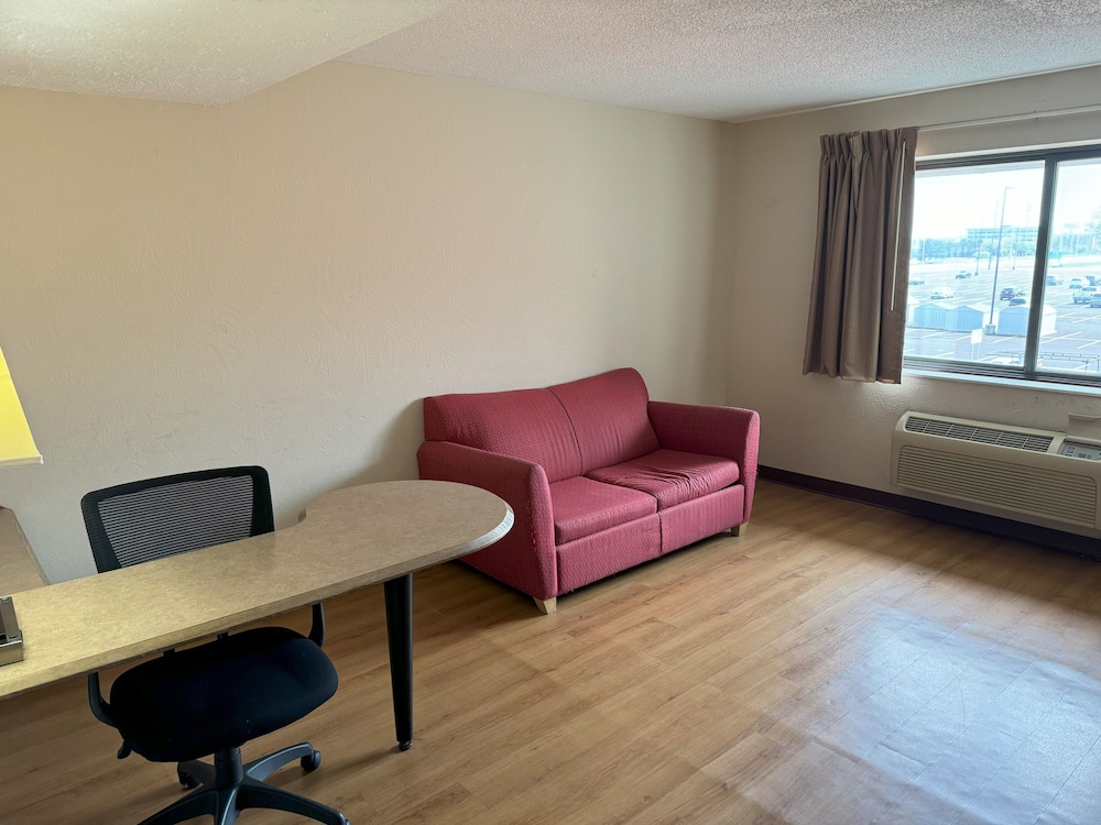 Red Roof Inn and Suites Cleveland - Elyria 47/64