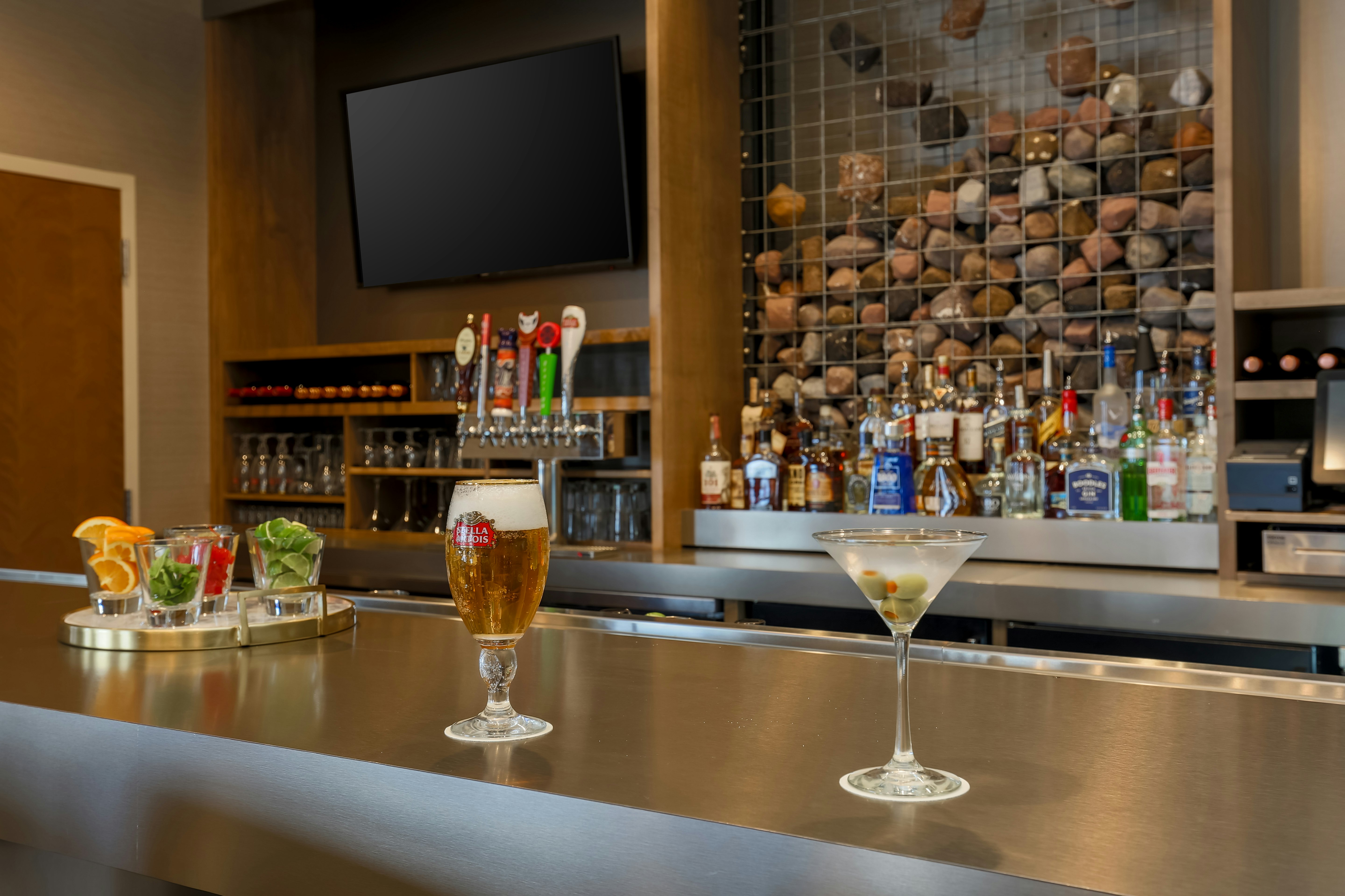 DOUBLETREE BY HILTON EVANSVILLE 25/74