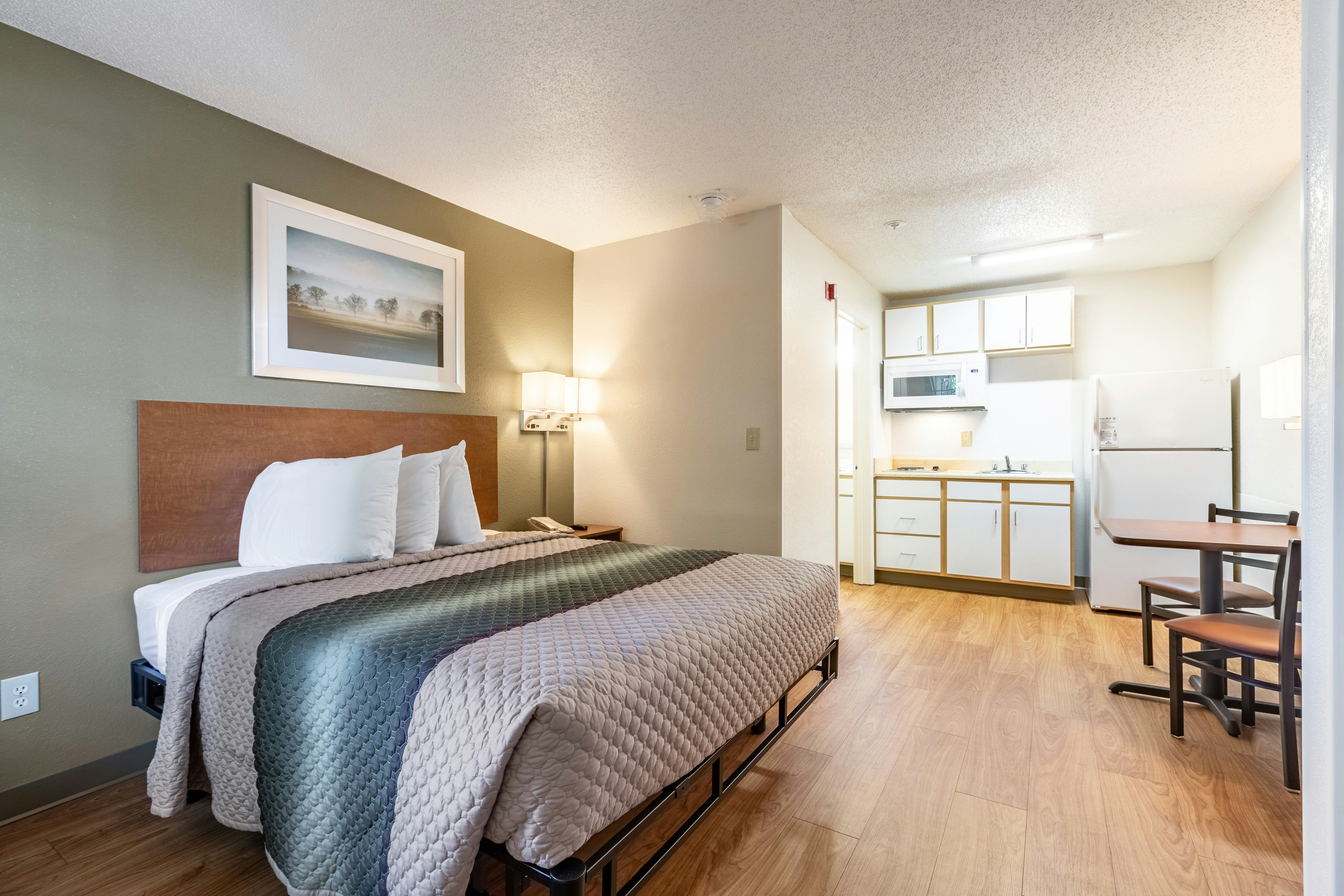 STUDIO, QUEEN BED