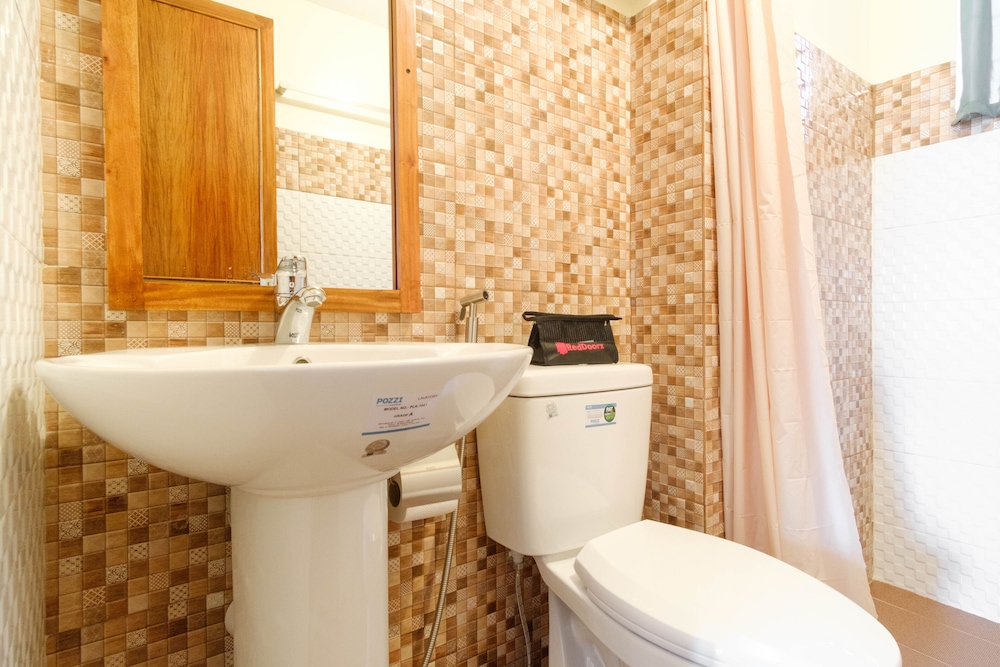 RedDoorz Plus near Johnson and Johnson Paranaque 15/16