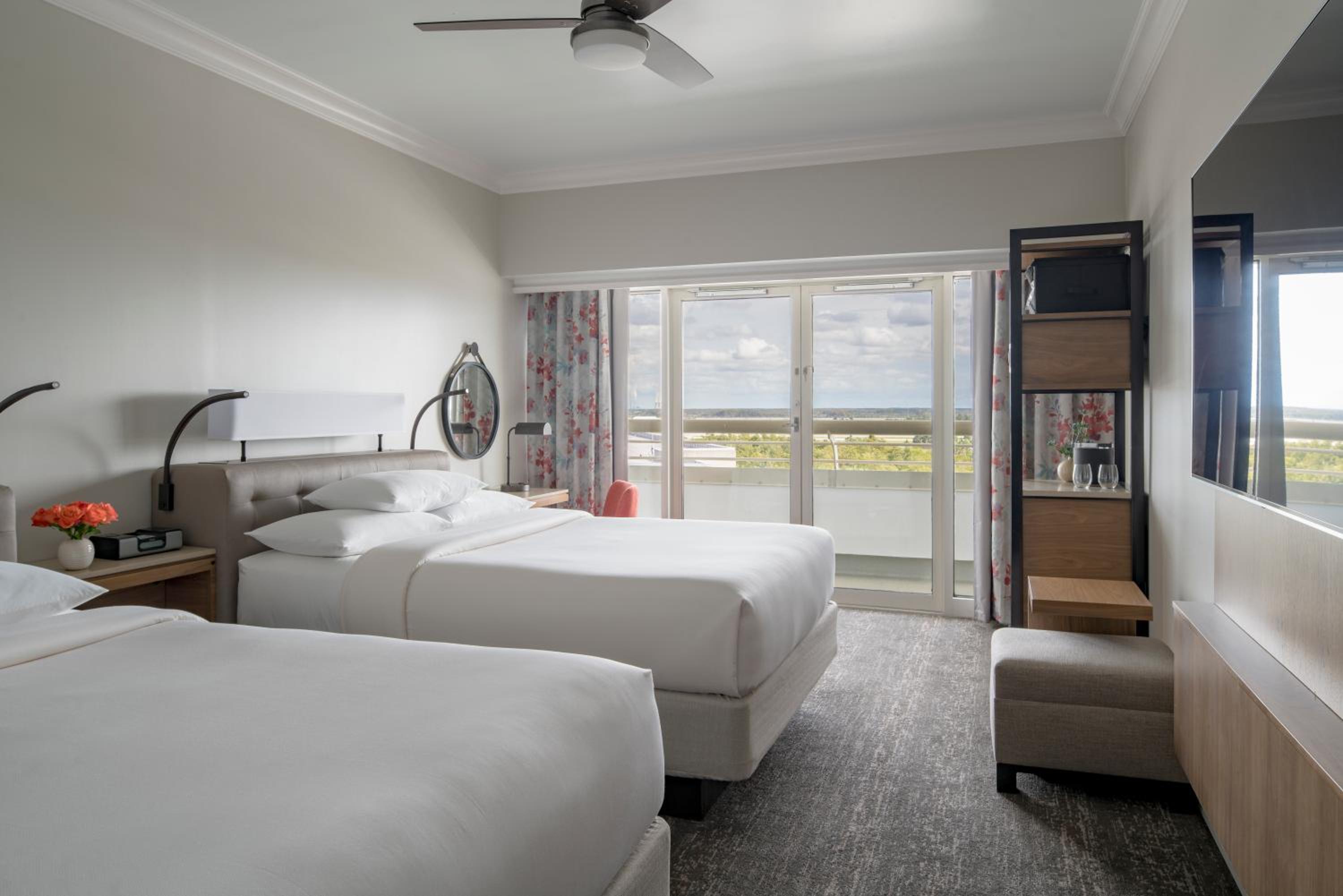 ROOM, 2 QUEEN BEDS, RUNWAY VIEW
