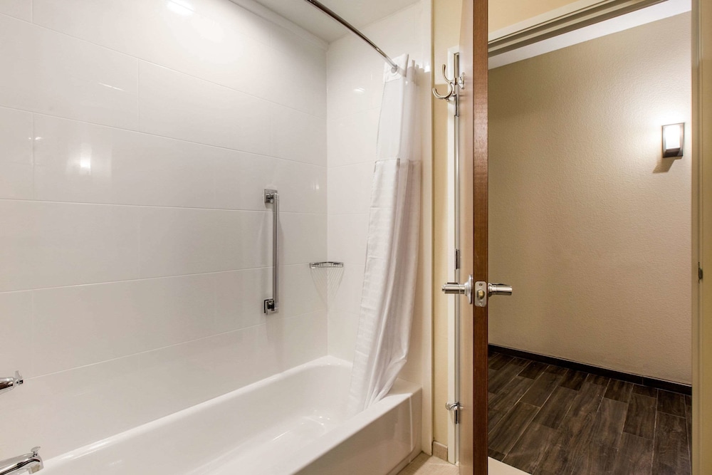 Comfort Suites South Austin 24/25