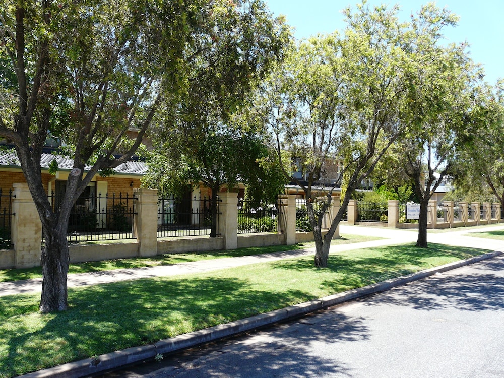 Garden City Motor Inn 49/53