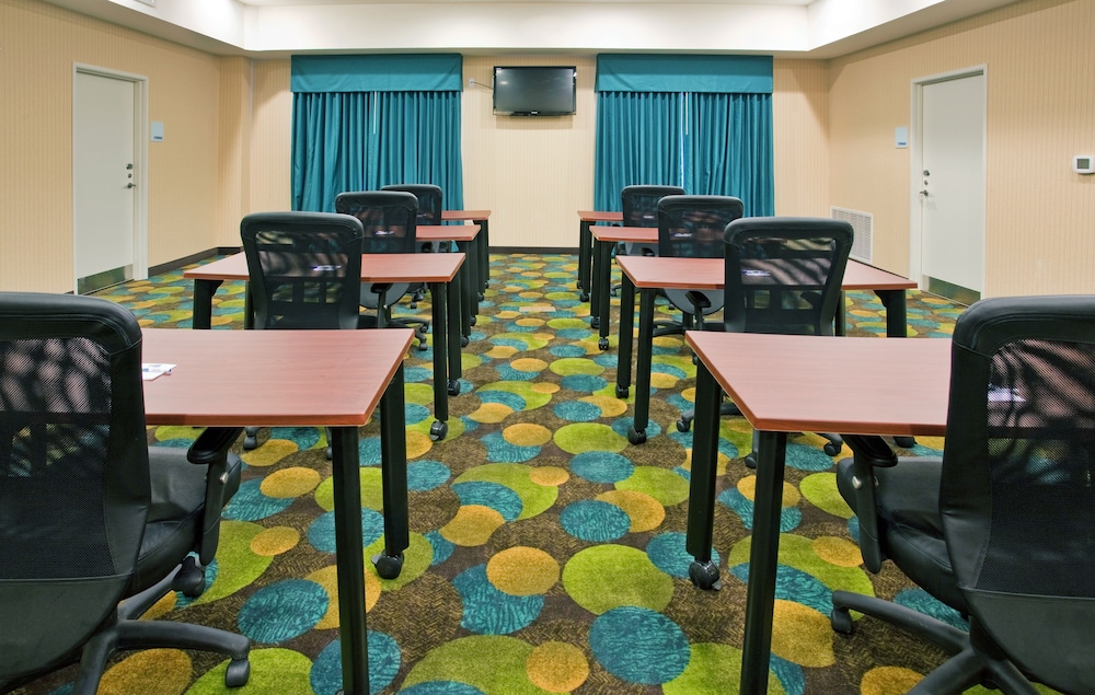 Holiday Inn Express Hotel And Suites Topeka North 48/53