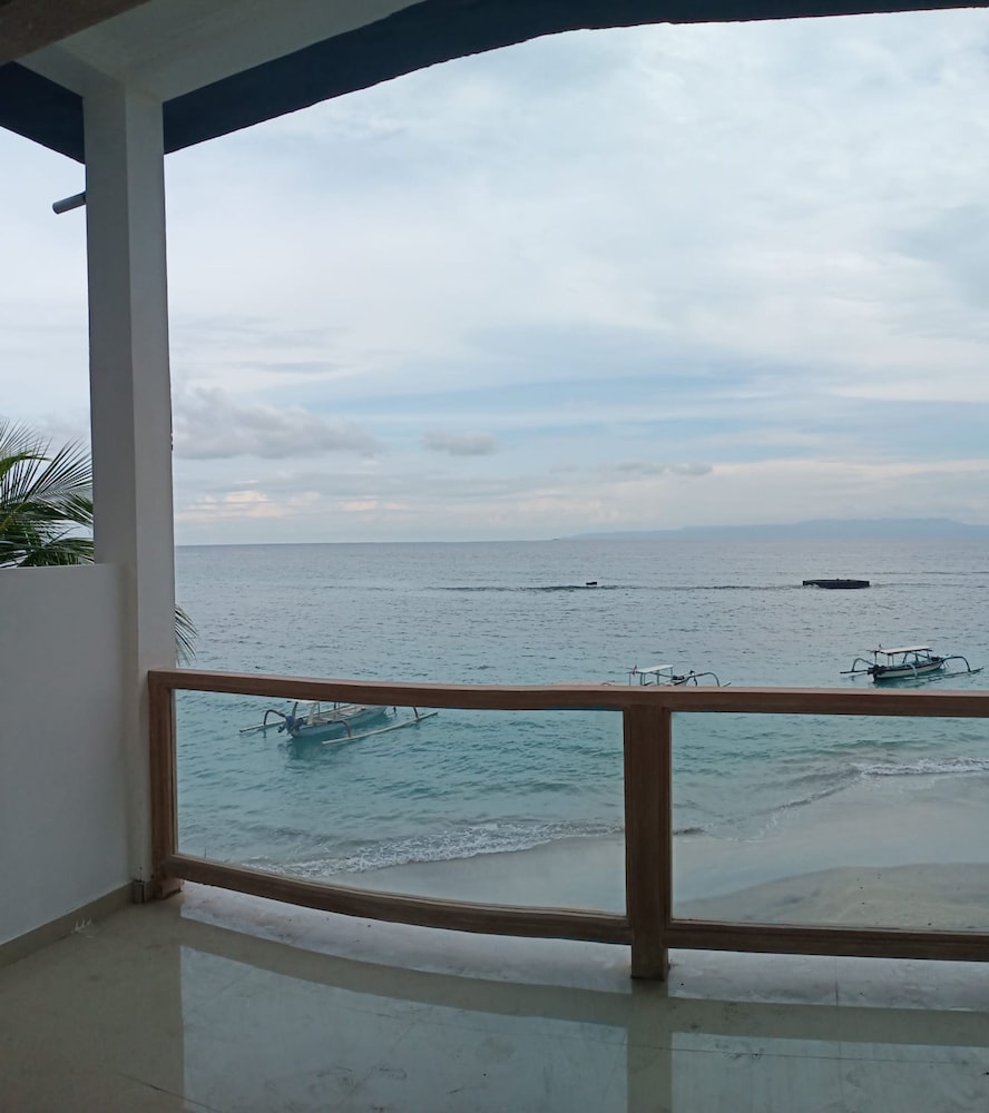 Utama Villas Beach Front Candidasa 23/38