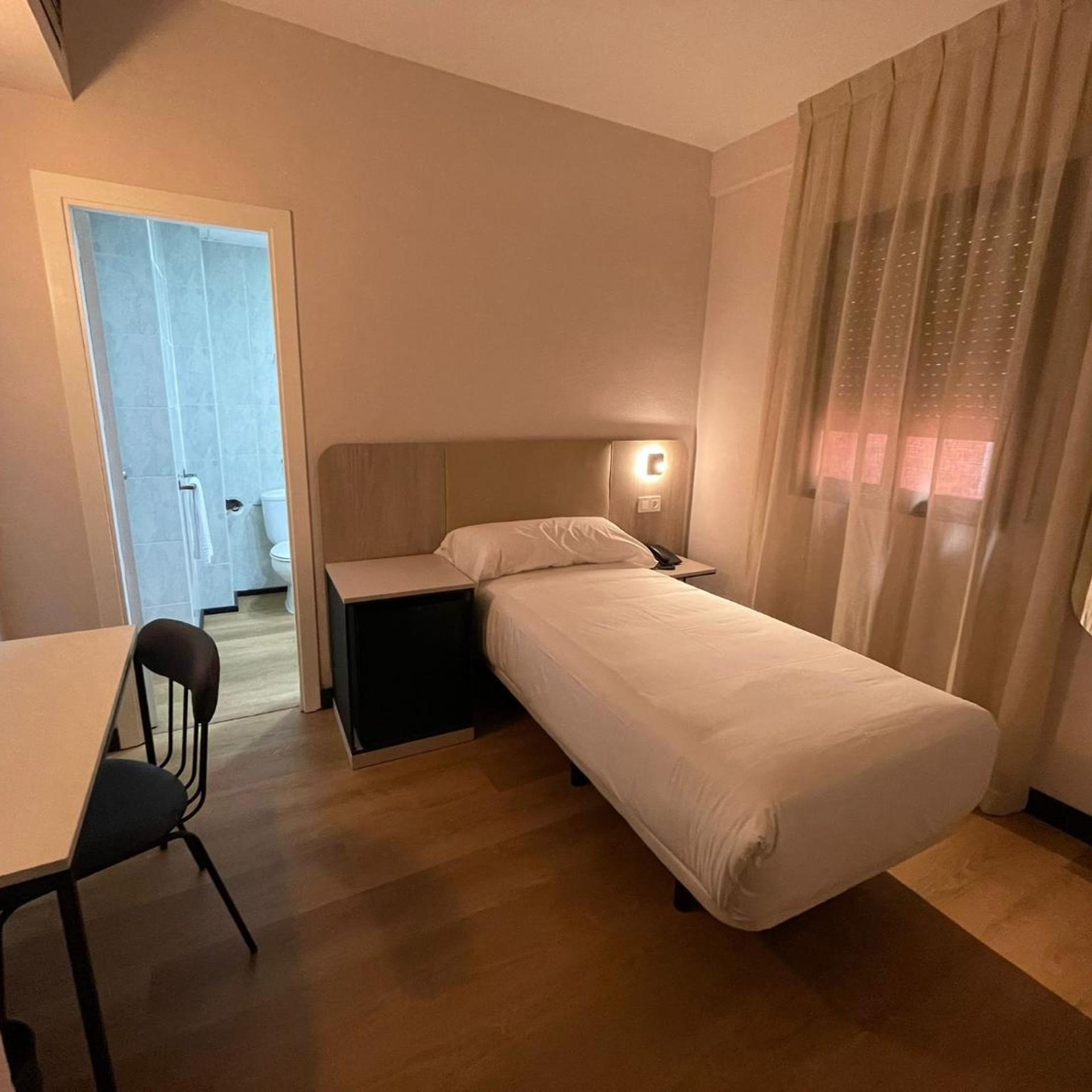 ROOM, SINGLE