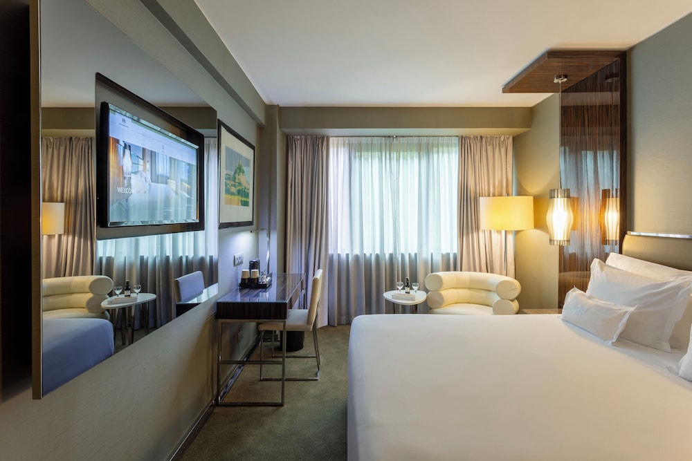 PREMIER, DELUXE, KING BED