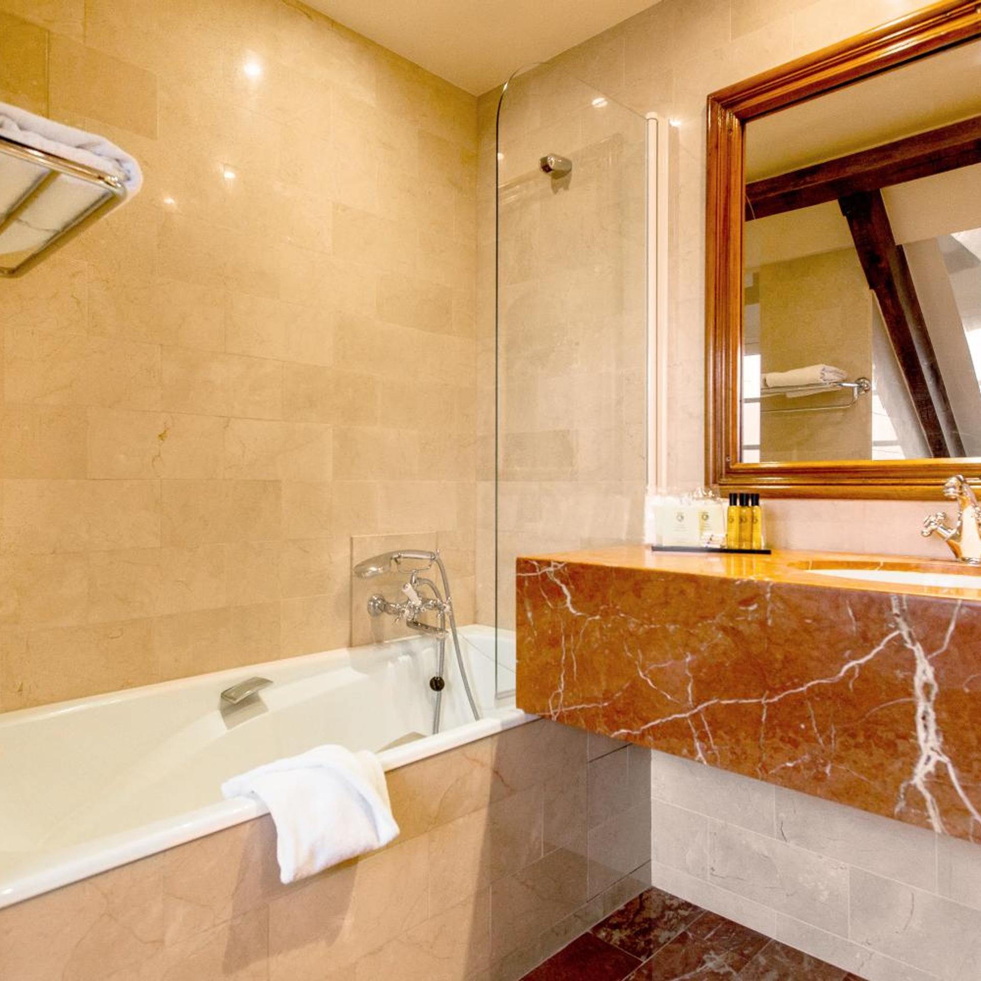 Suite, Hotel Left Bank Saint Germain 2/2