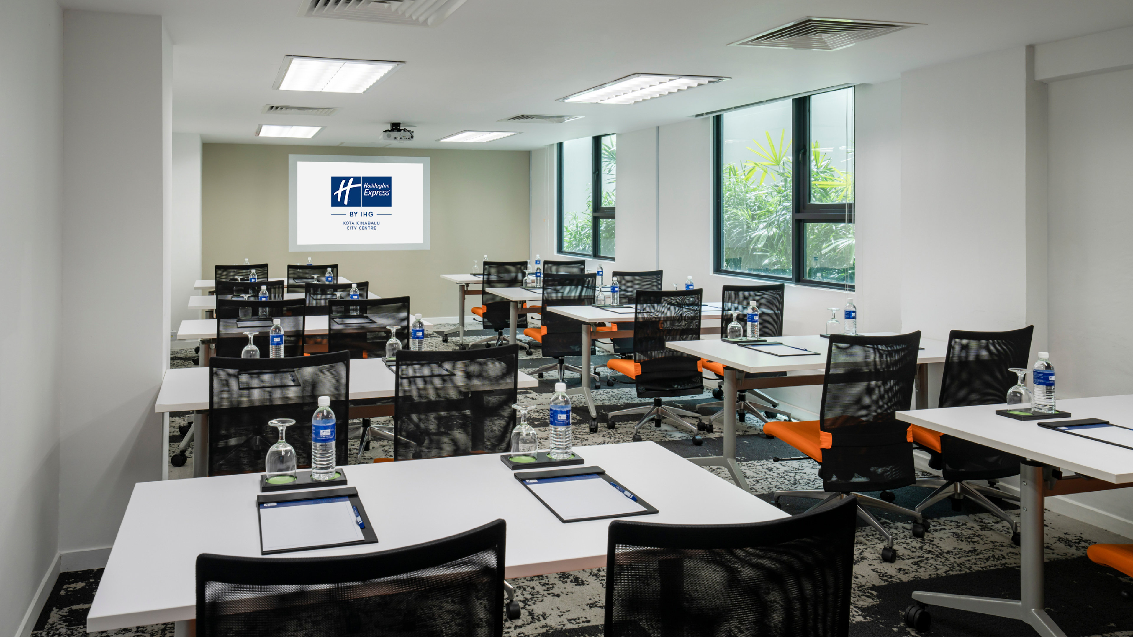 HOLIDAY INN EXPRESS KOTA KINABALU CITY CENTRE 46/55