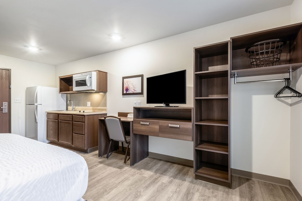 WoodSpring Suites Colton 18/40