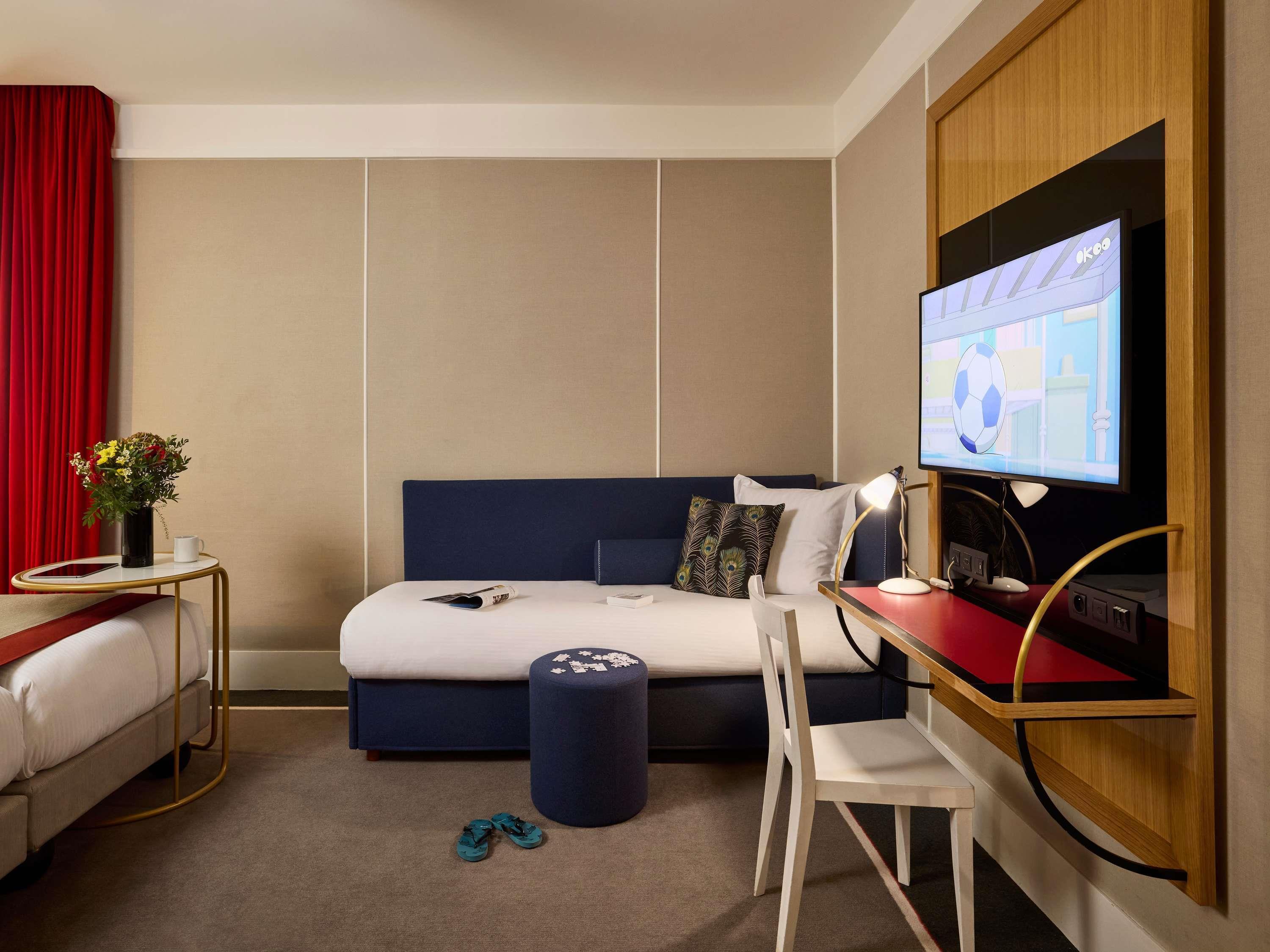 DELUXE, TWIN BEDS, SOFA