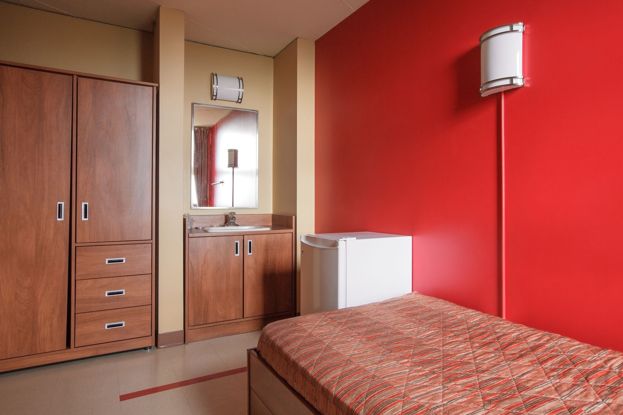 ROOM, TWIN BEDS, TRUNDLE BED, SHARED BATHROOM