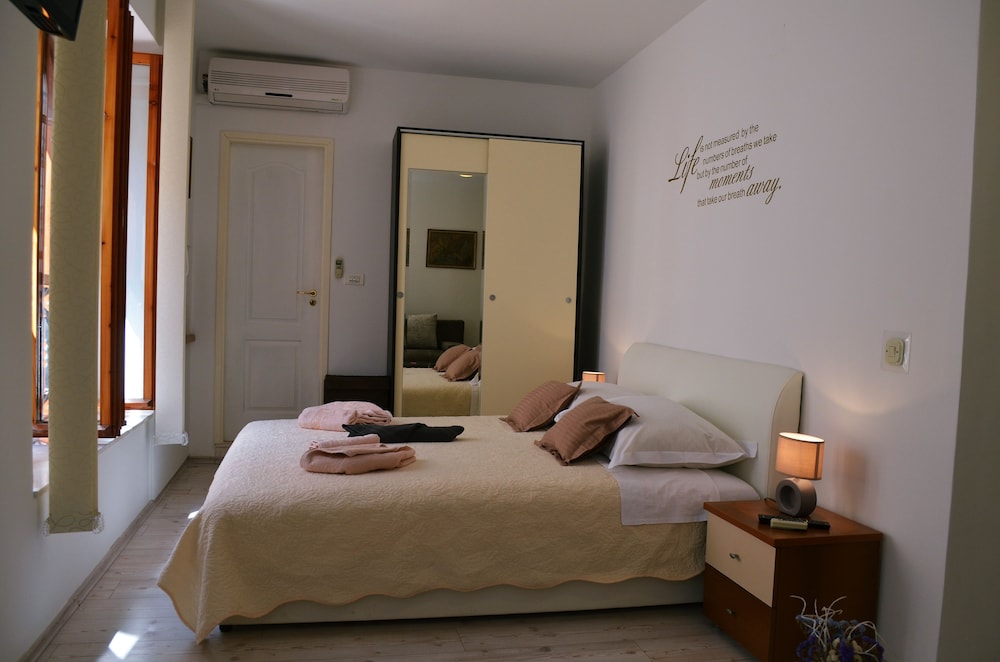 M & J Central Suites 13/50