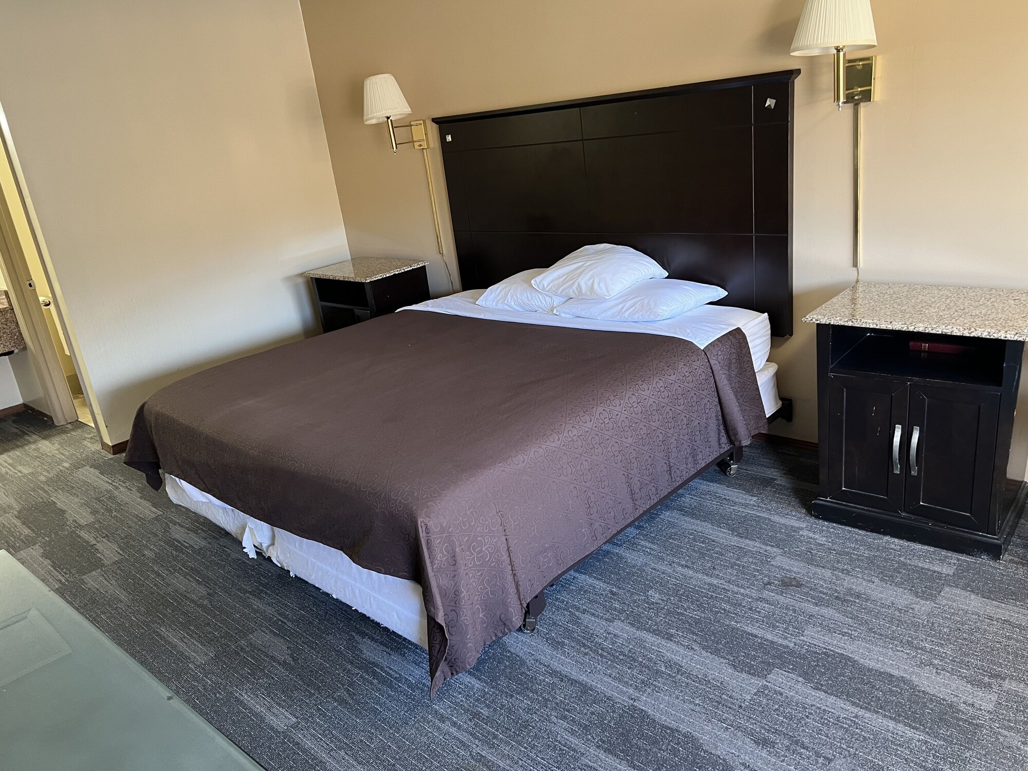 ROOM, KING BED