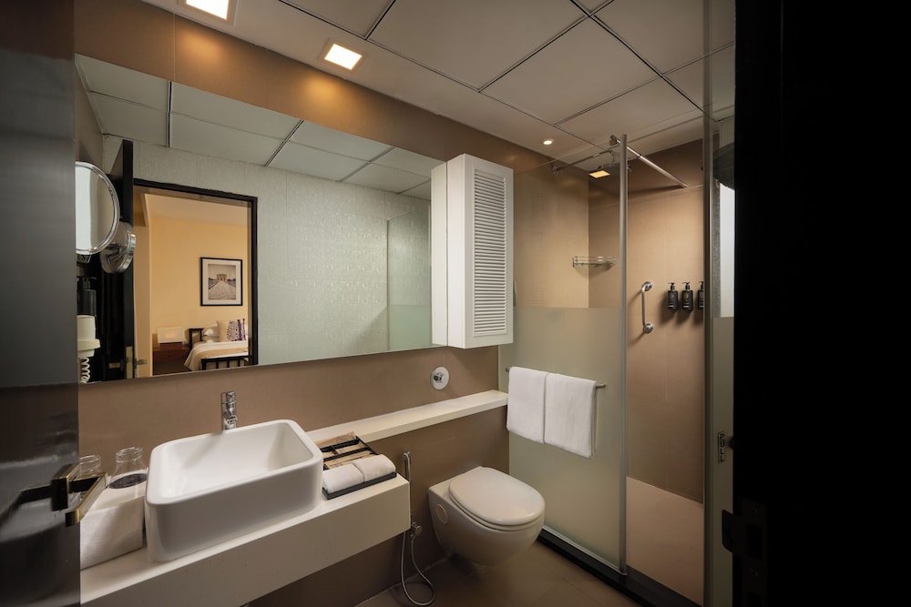 جناح بسريرين مزدوجين بشرفة بغرفتي نوم، Grand Mercure Bangalore An Accor Hotels Brand 9/10
