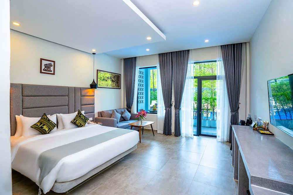 Deluxe, King Bed, Pool Access